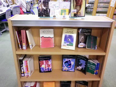 写真：閲覧室入口展示書架