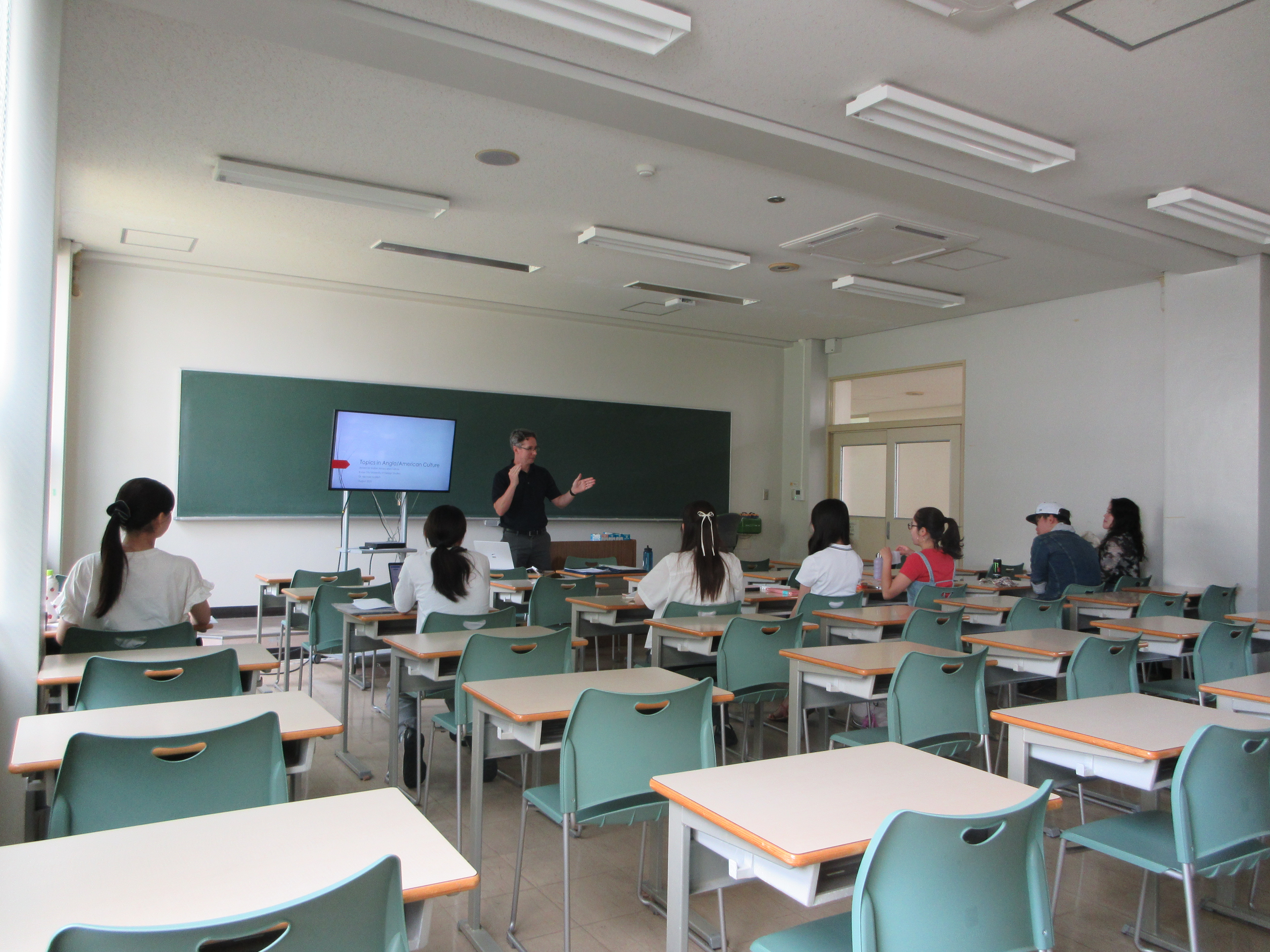 Dr.ScarlettClassroom_0224.jpg
